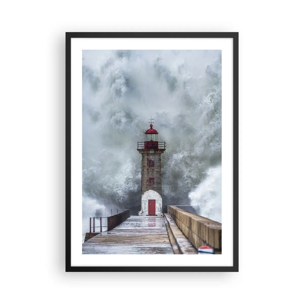 Plakát v černém rámu - Maják obklopený silnými vlnami během bouře - 50x70cm - Hukot vody, šum větru - Moderní nástěnná dekorace do obývacího pokoje a ložnice ARTTOR