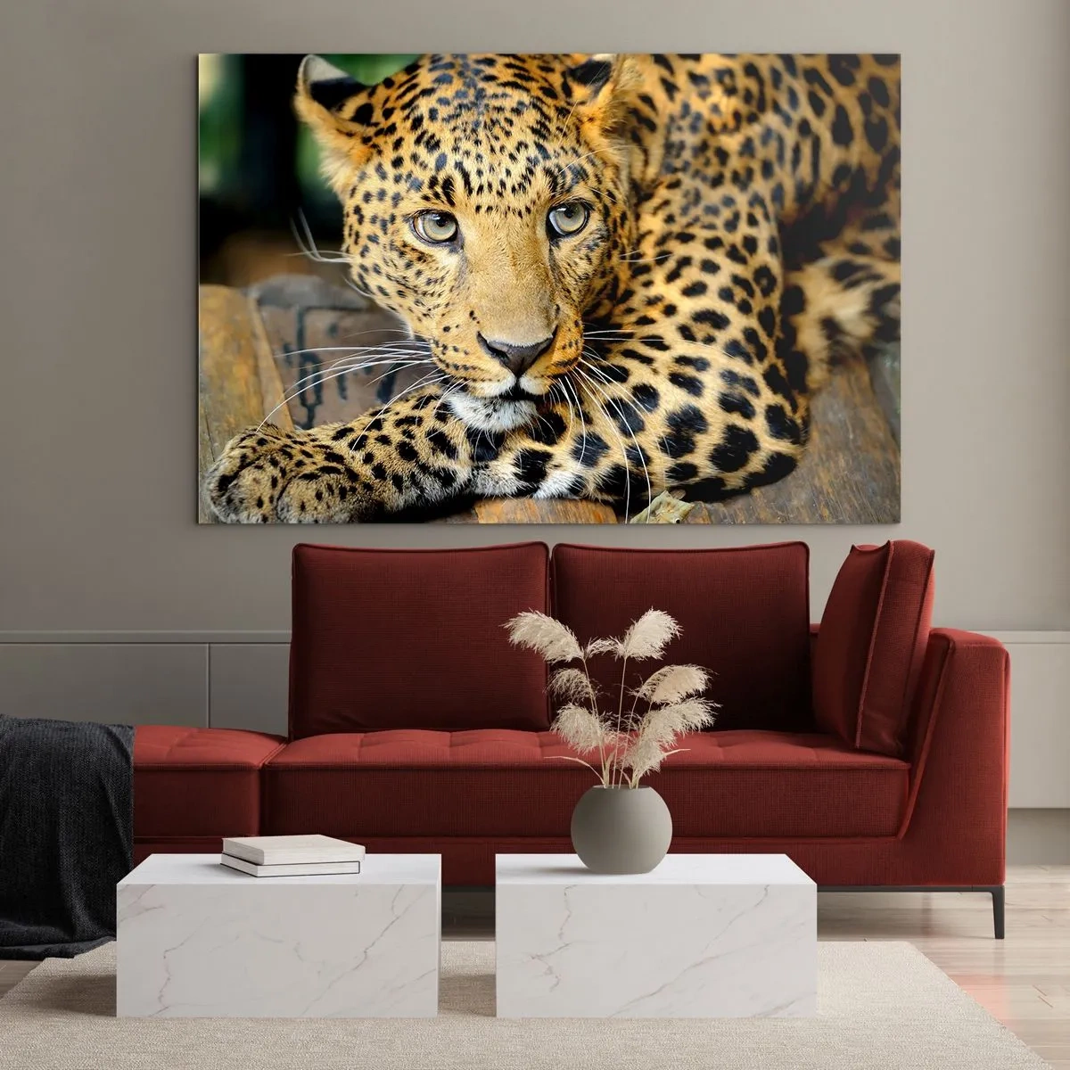 Obraz na skle - Leopard odpočívá na dřevěném povrchu - 70x50cm - Neboj se, přistup - Moderní nástěnná dekorace do obývacího pokoje a ložnice ARTTOR