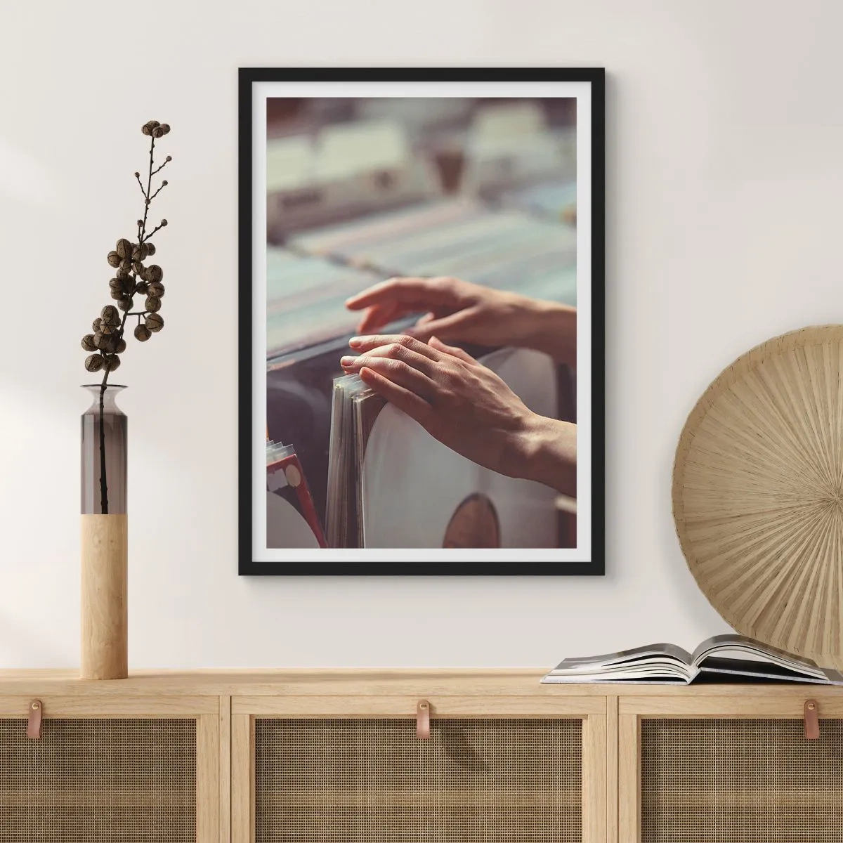 Plakát v černém rámu - Ruce prohlížející vinylové desky v hudebním obchodě - 50x70cm - Hledání emocí - Moderní nástěnná dekorace do obývacího pokoje a ložnice ARTTOR