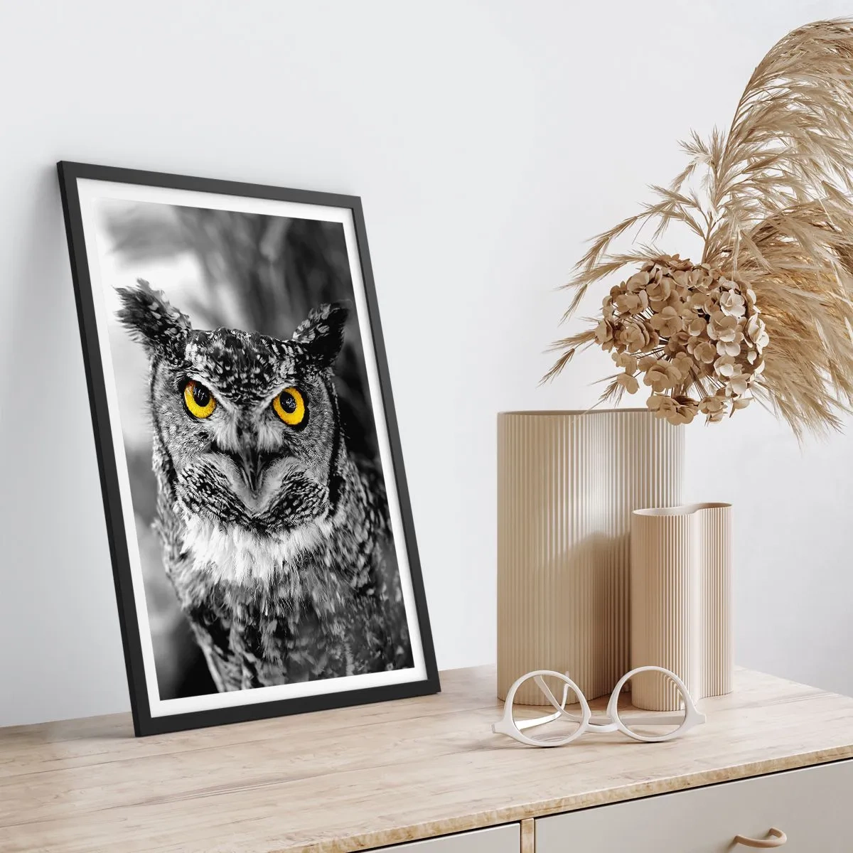 Plakát v černém rámu - Sova se žlutýma očima na černobílém pozadí - 50x70cm - Nic se neschová - Moderní nástěnná dekorace do obývacího pokoje a ložnice ARTTOR