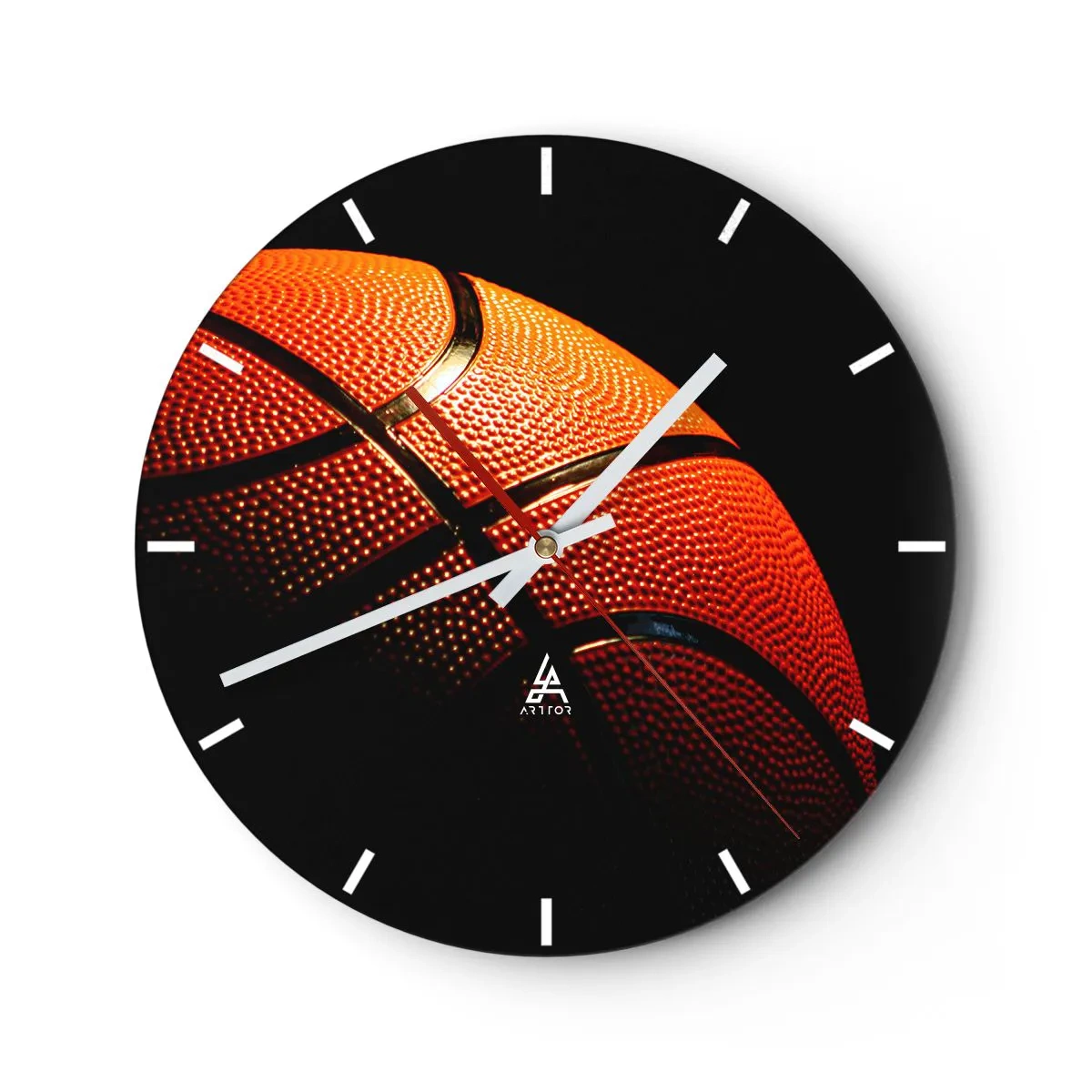 Nástěnné hodiny - Basketbal na tmavém pozadí - 30x30cm - Krásná jako planeta - Moderní nástěnná dekorace do obývacího pokoje, kuchyně a ložnice ARTTOR