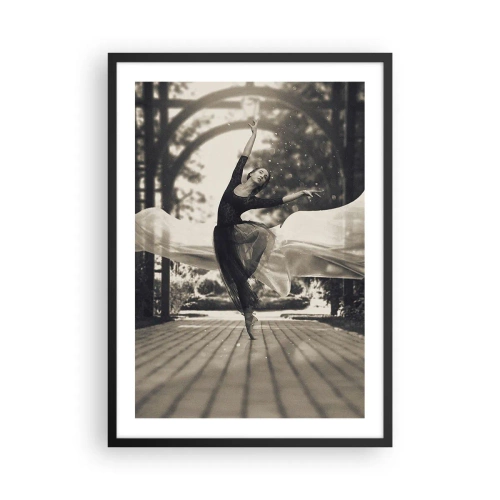 Plakát v černém rámu - Tanečnice v éterickém pohybu v zahradním prostředí - 50x70cm - Tanec ducha zahrady - Moderní nástěnná dekorace do obývacího pokoje a ložnice ARTTOR