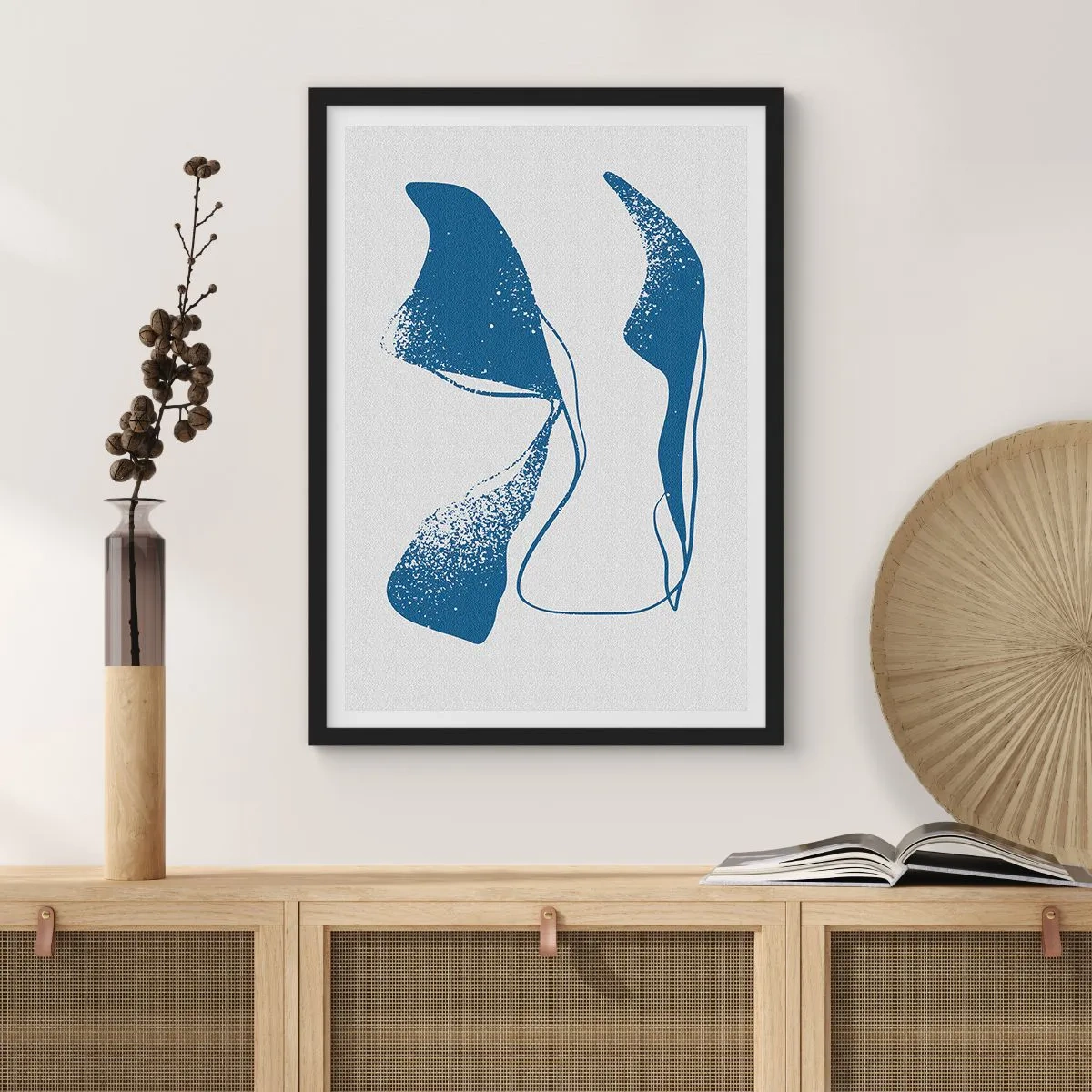 Plakát v černém rámu - Abstraktní tvary v odstínech modré na světlém pozadí - 50x70cm - Okřídlená abstrakce - Moderní nástěnná dekorace do obývacího pokoje a ložnice ARTTOR