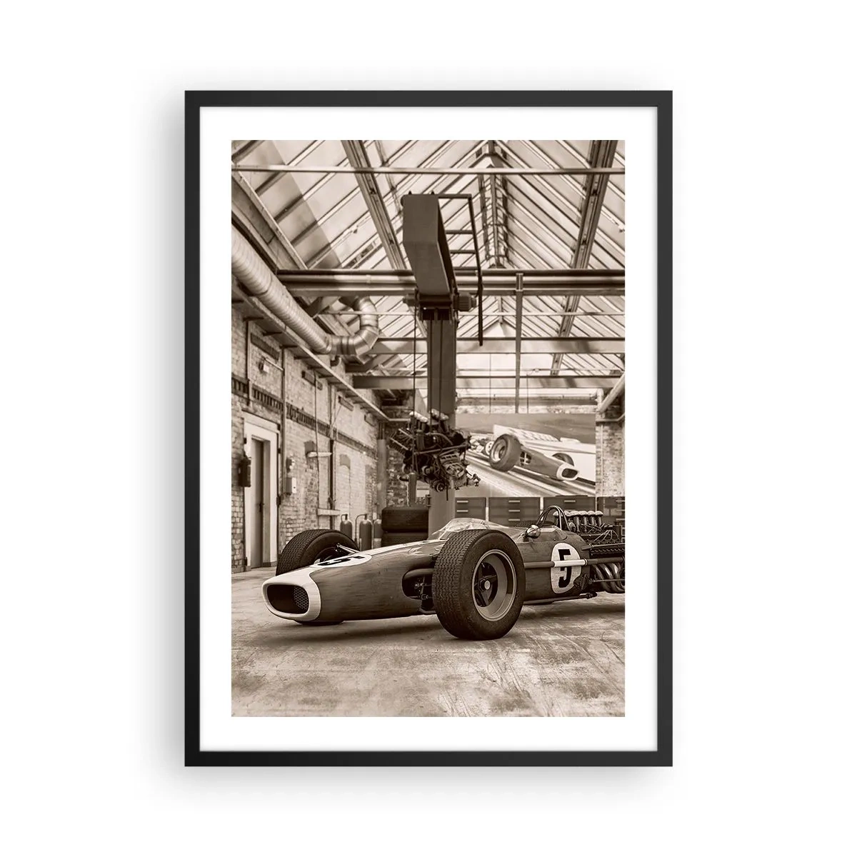 Plakát v černém rámu - Kultovní závodní auto v industriálním interiéru - 50x70cm - Odpočinek vítěze - Moderní nástěnná dekorace do obývacího pokoje a ložnice ARTTOR