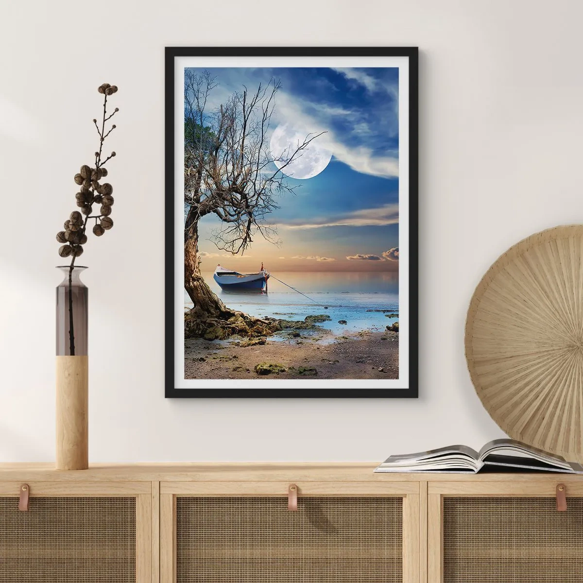 Plakát v černém rámu - Krajina s lodí, stromem a měsícem na pozadí klidné vody - 50x70cm - Je to konec nebo začátek? - Moderní nástěnná dekorace do obývacího pokoje a ložnice ARTTOR