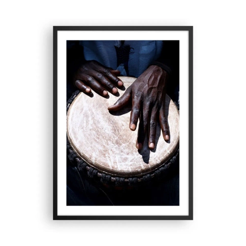 Plakát v černém rámu - Ruce hrající na buben djembe v rytmické hře - 50x70cm - Žijte ve svém rytmu - Moderní nástěnná dekorace do obývacího pokoje a ložnice ARTTOR