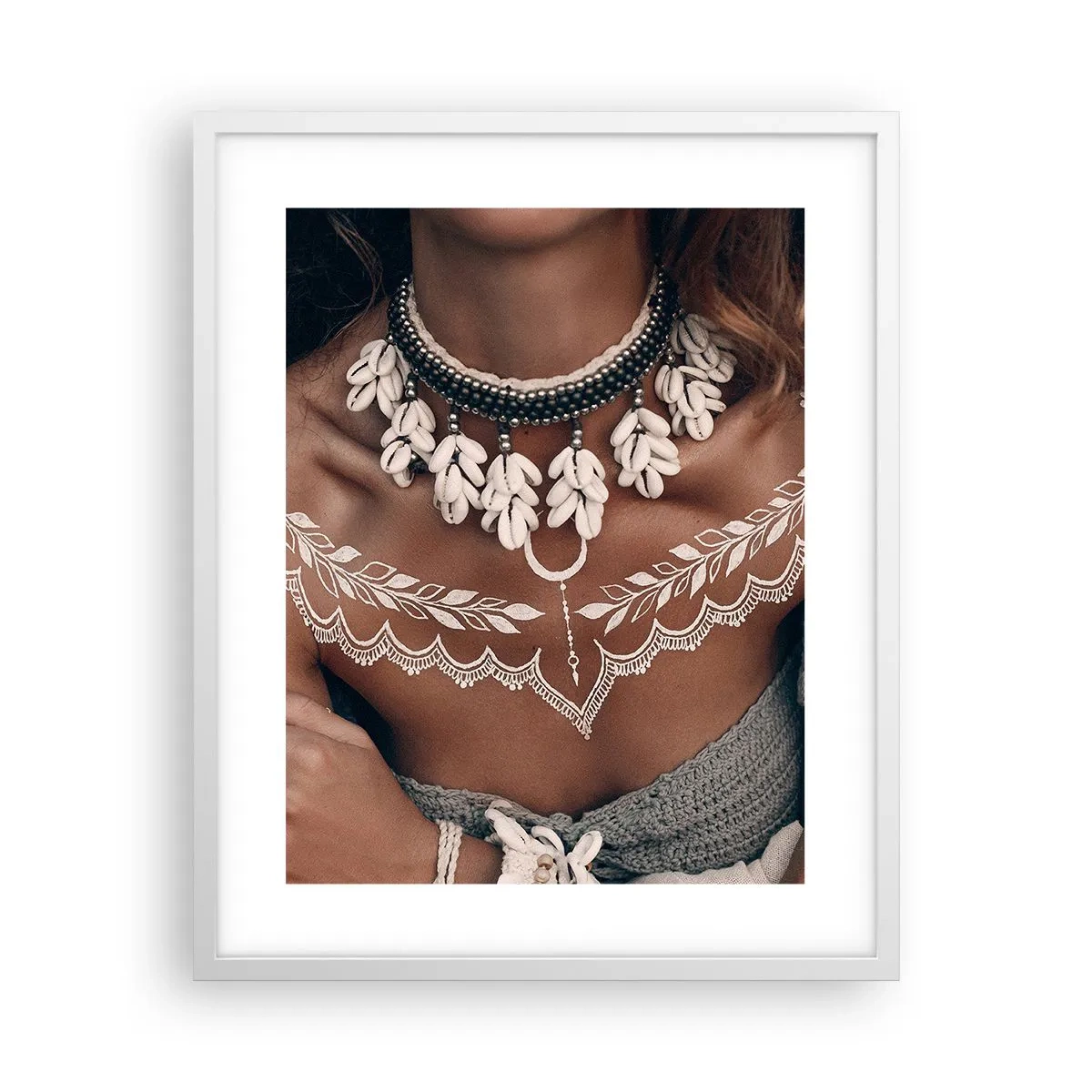 Plakát v bílém rámu - Talismany, rituály ženskosti - 40x50 cm