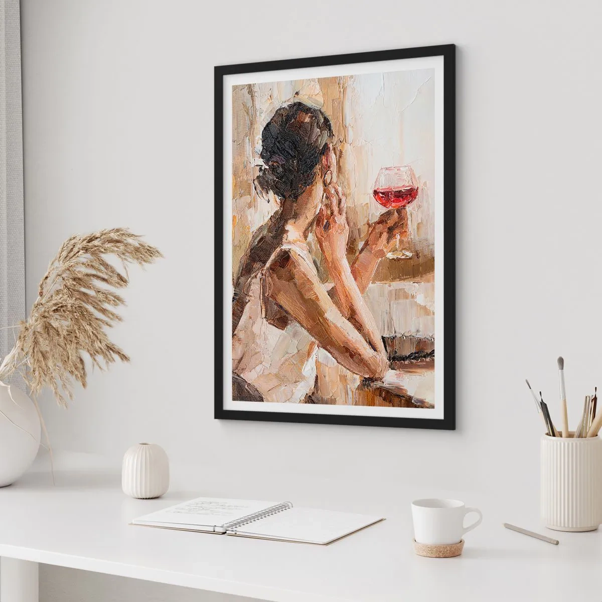 Plakát v černém rámu - Žena držící sklenici vína a zamyšleně vypadající - 50x70cm - Chuť dobré chvíle - Moderní nástěnná dekorace do obývacího pokoje a ložnice ARTTOR