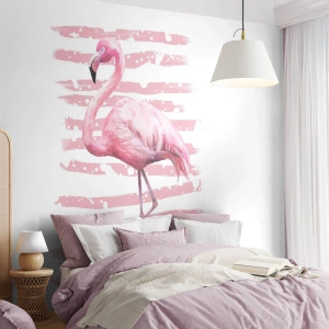 Fototapeta Standard Eco - Růžový plameňák na pastelově pruhovaném pozadí - 100x70cm - Důstojně, i když v růžové - Moderní nástěnná dekorace do obývacího pokoje a ložnice ARTTOR
