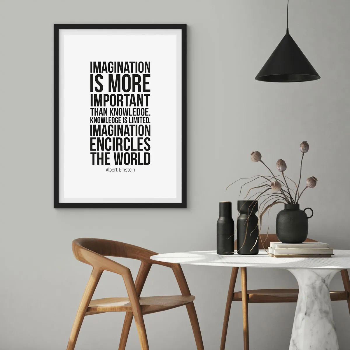 Plakát v černém rámu - Citát o představivosti na bílém pozadí - 50x70cm - Einstein o síle představivosti - Moderní nástěnná dekorace do obývacího pokoje a ložnice ARTTOR