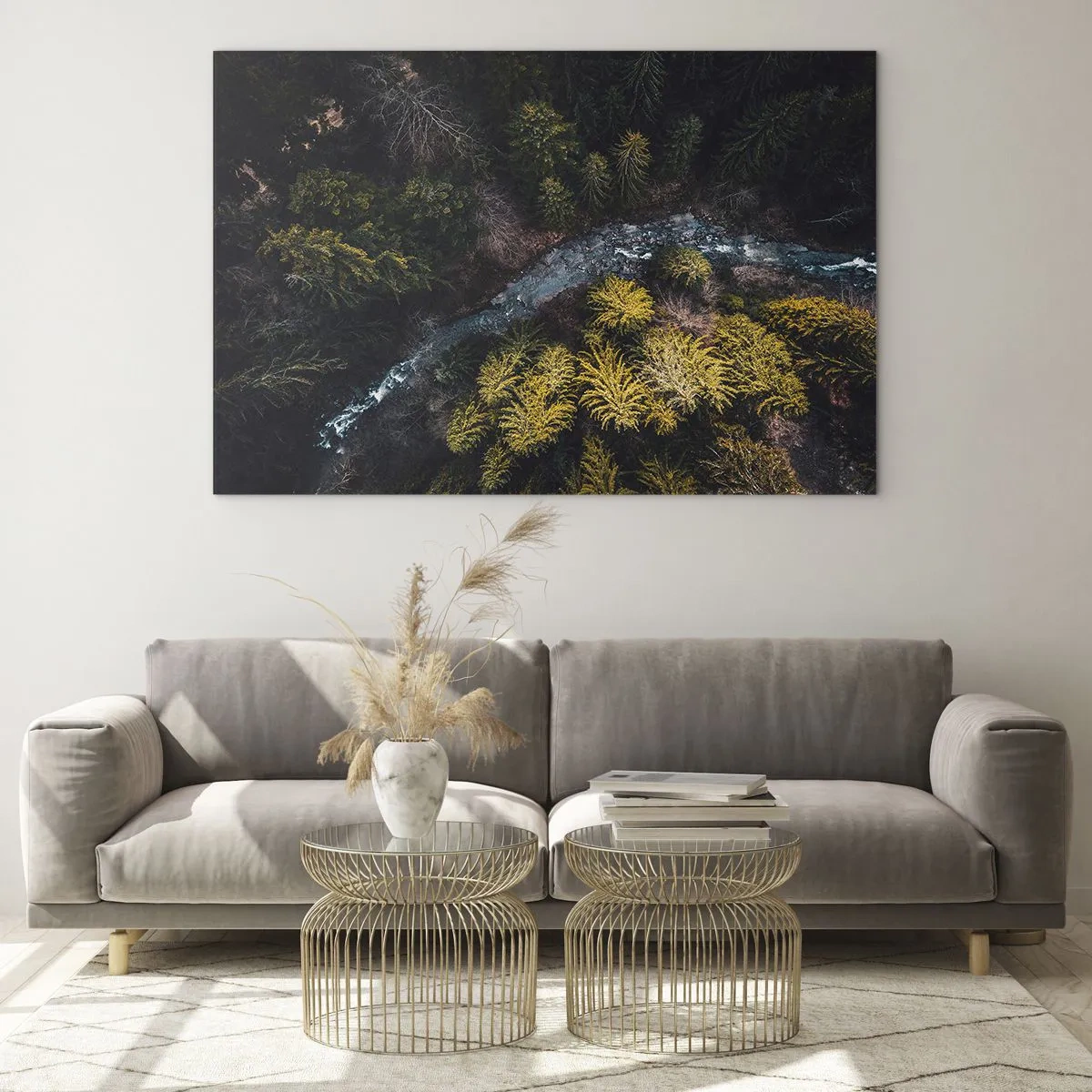 Obraz na skle - Pohled z ptačí perspektivy na lesní krajinu s klikatícím se potokem - 70x50cm - Rychle, stále rychleji - Moderní nástěnná dekorace do obývacího pokoje a ložnice ARTTOR