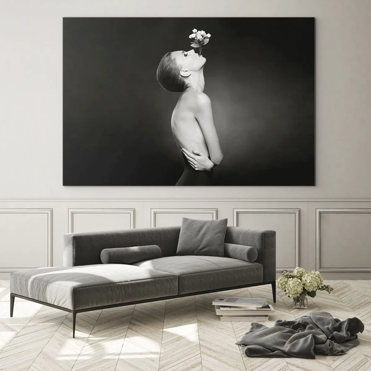Obraz na skle - Žena s květinou v ústech na černobílém portrétu - 70x50cm - Excentrická elegance - Moderní nástěnná dekorace do obývacího pokoje a ložnice ARTTOR