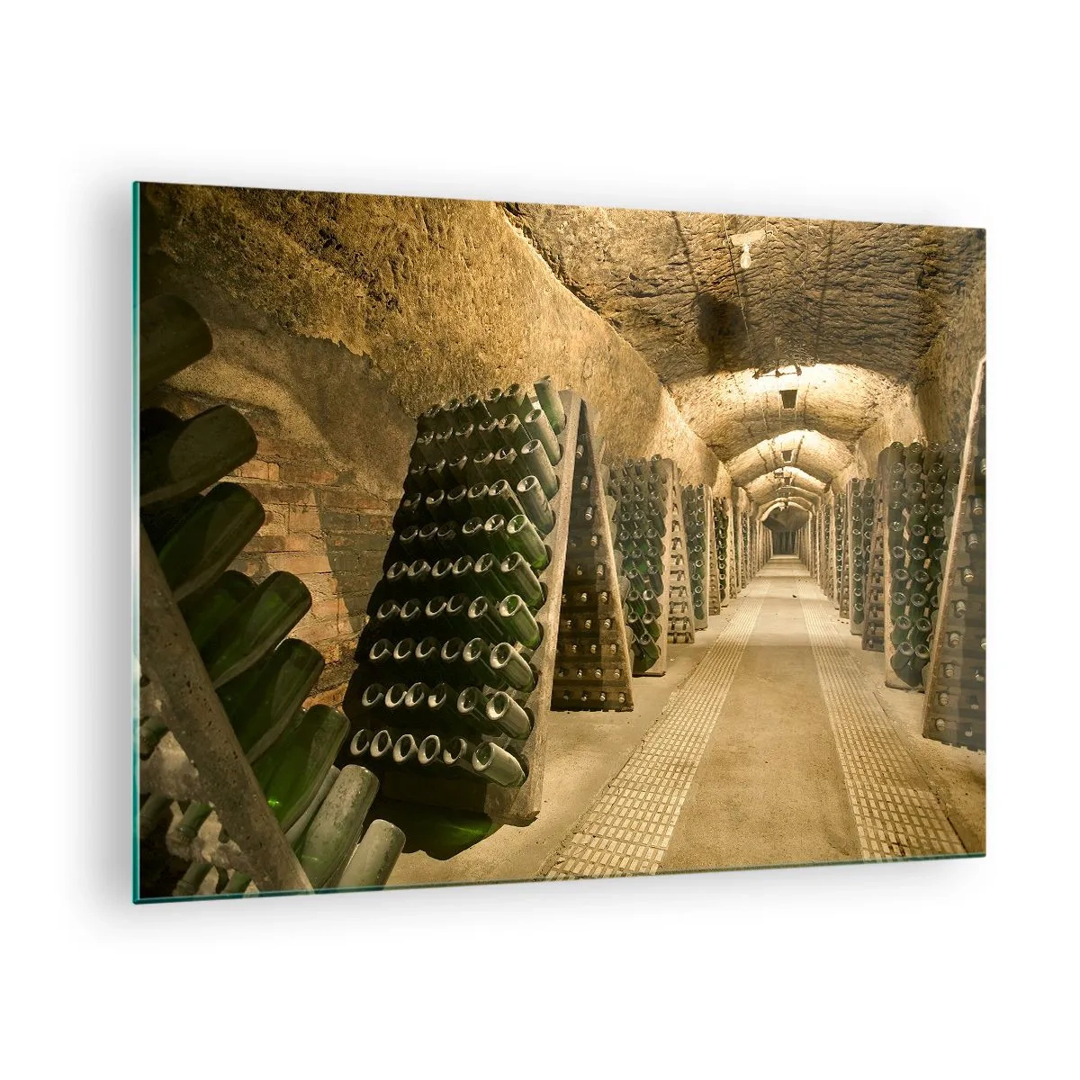 Obraz na skle - Sklep s lahvemi vína stárnoucími v řadách - 70x50cm - Narozeniny chuti - Moderní nástěnná dekorace do obývacího pokoje a ložnice ARTTOR