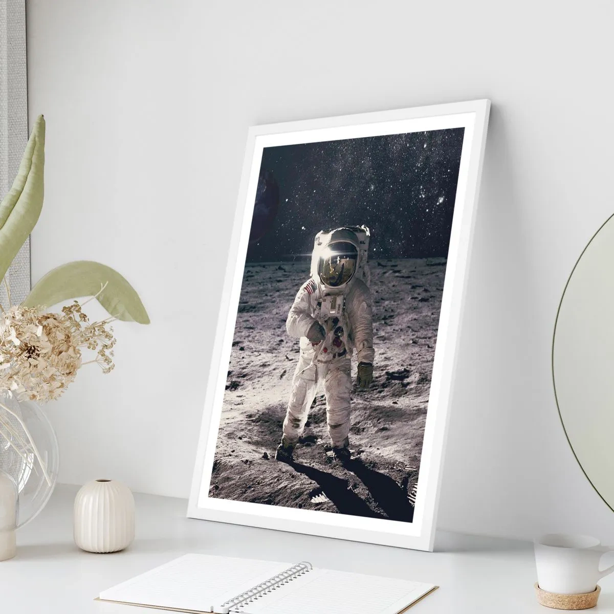 Plakát v bílém rámu - Pozdrav z Měsíce - 70x100 cm