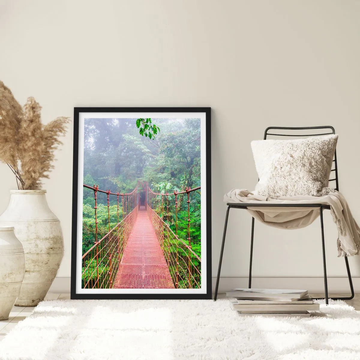 Plakát v černém rámu - Visutý most v tropickém lese zahalený v mlze - 50x70cm - Zavěšený nad korunami - Moderní nástěnná dekorace do obývacího pokoje a ložnice ARTTOR