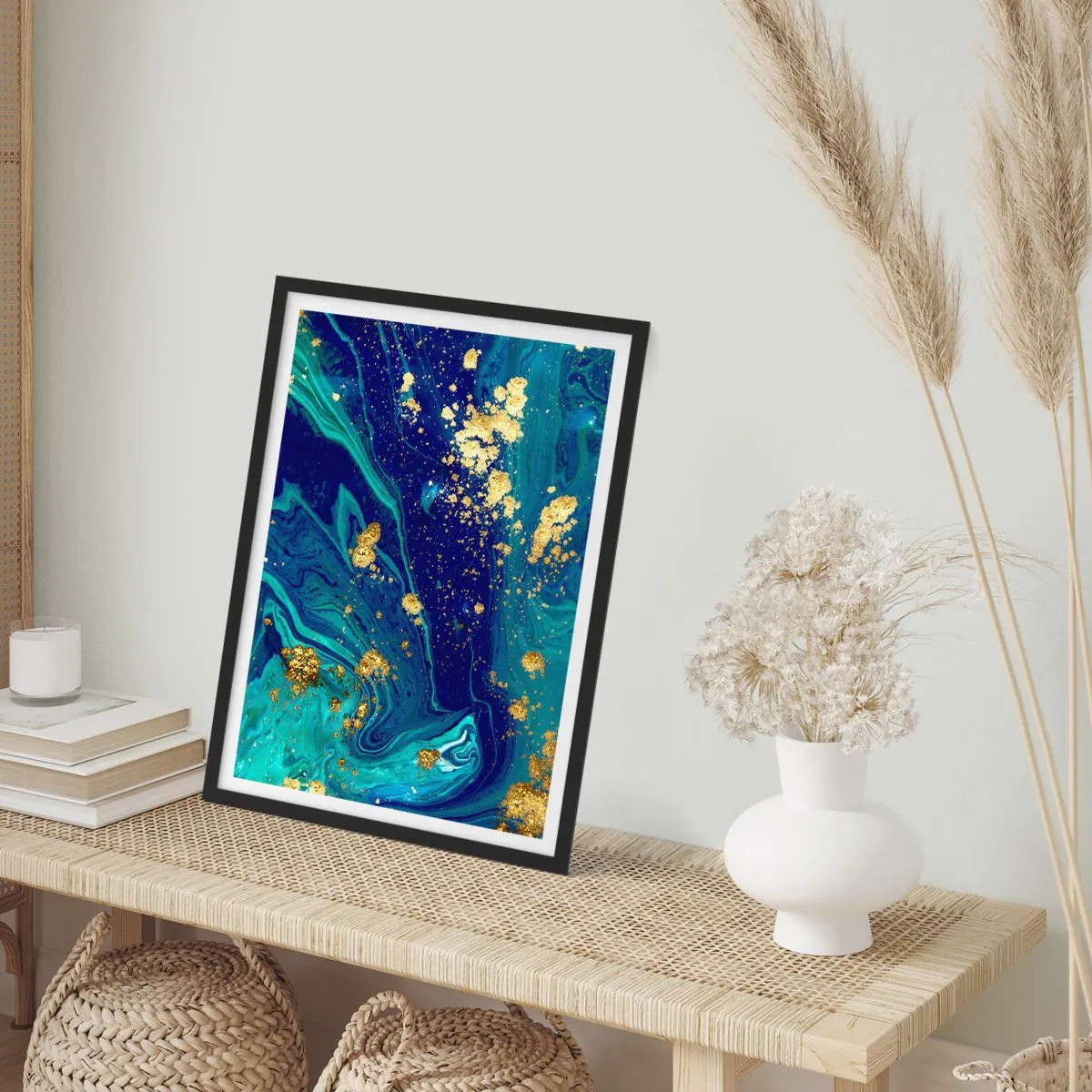 Plakát v černém rámu - Abstraktní vzor v odstínech modré a zlaté - 50x70cm - Plátky slunce - Moderní nástěnná dekorace do obývacího pokoje a ložnice ARTTOR