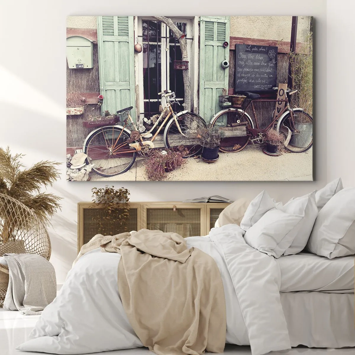 Obraz na plátně - Stará kola před dřevěnými dveřmi s pastelovými okenicemi - 70x50cm - Ať žije provincie - Moderní nástěnná dekorace do obývacího pokoje a ložnice ARTTOR