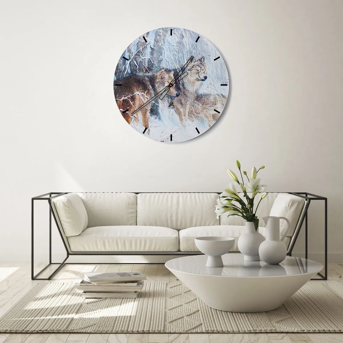 Nástěnné hodiny - Vlk v zimní krajině, obklopený zasněženými stromy - 30x30cm - Pozor! Přichází… - Moderní nástěnná dekorace do obývacího pokoje, kuchyně a ložnice ARTTOR