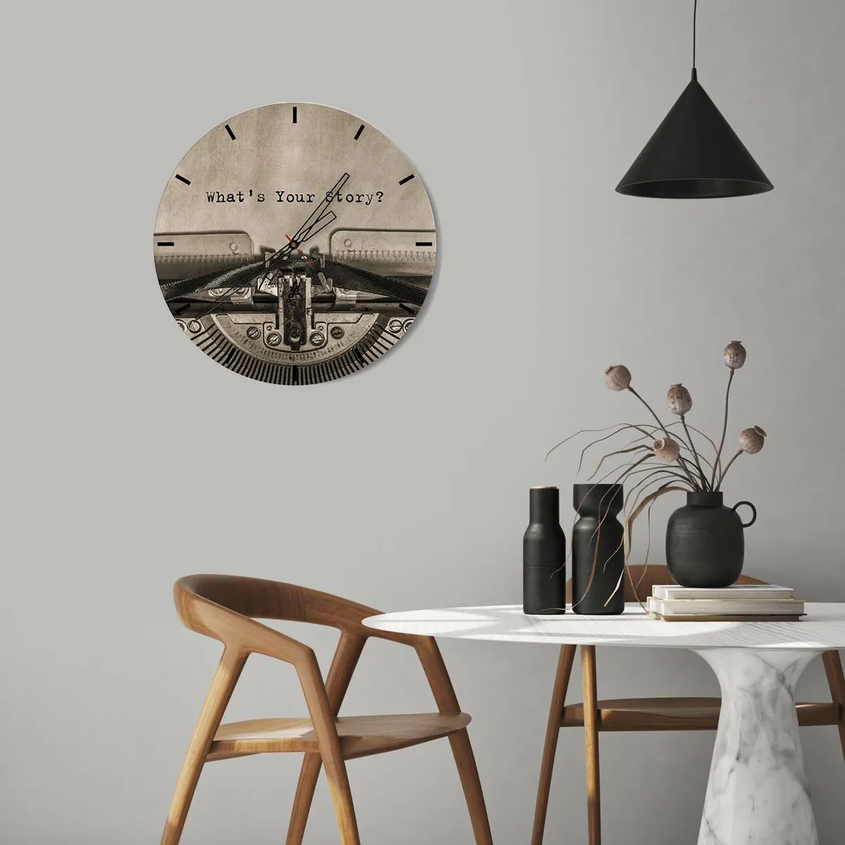 Nástěnné hodiny - Detail psacího stroje s nápisem Jaký je tvůj příběh? - 30x30cm - Pověz mi - Moderní nástěnná dekorace do obývacího pokoje, kuchyně a ložnice ARTTOR