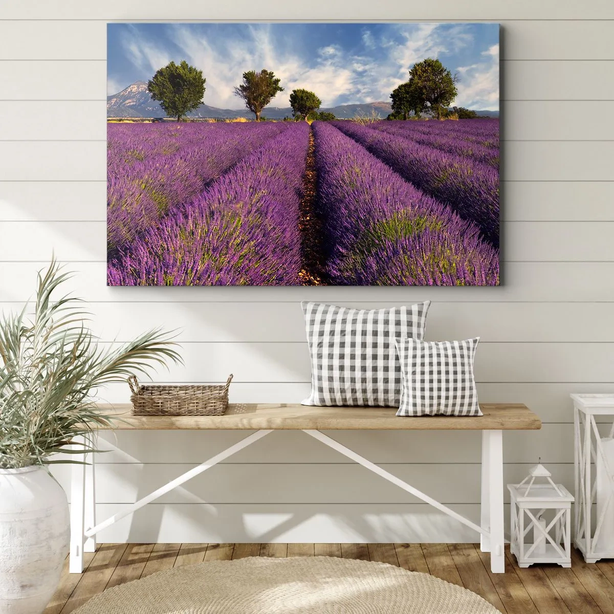 Obraz na plátně - Levandulové pole se stromy na pozadí hor a oblohy - 70x50cm - Levandulová pole - Moderní nástěnná dekorace do obývacího pokoje a ložnice ARTTOR