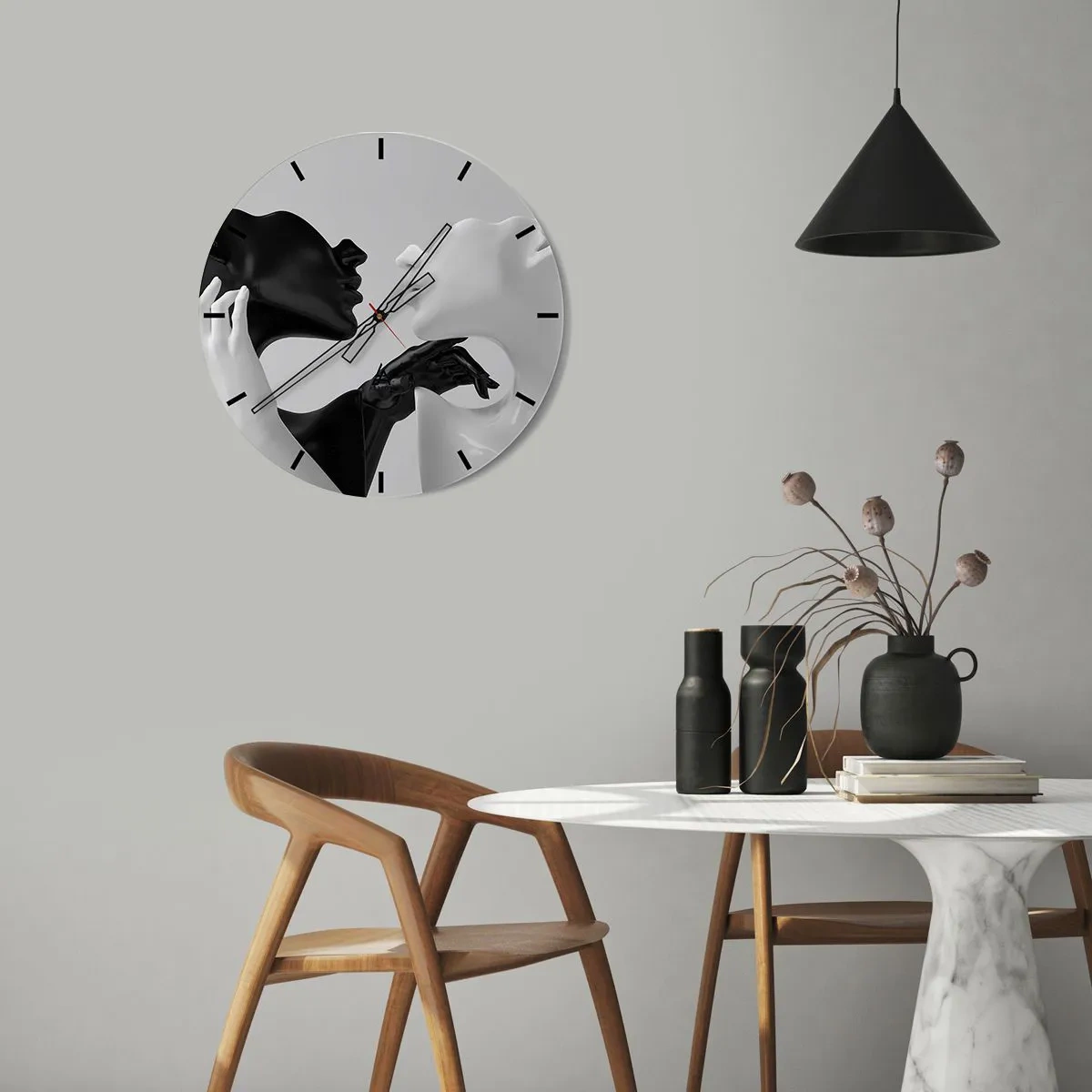 Nástěnné hodiny - Černobílý pár tváří a rukou při záběru zblízka. - 30x30cm - Přitažlivost – touha - Moderní nástěnná dekorace do obývacího pokoje, kuchyně a ložnice ARTTOR