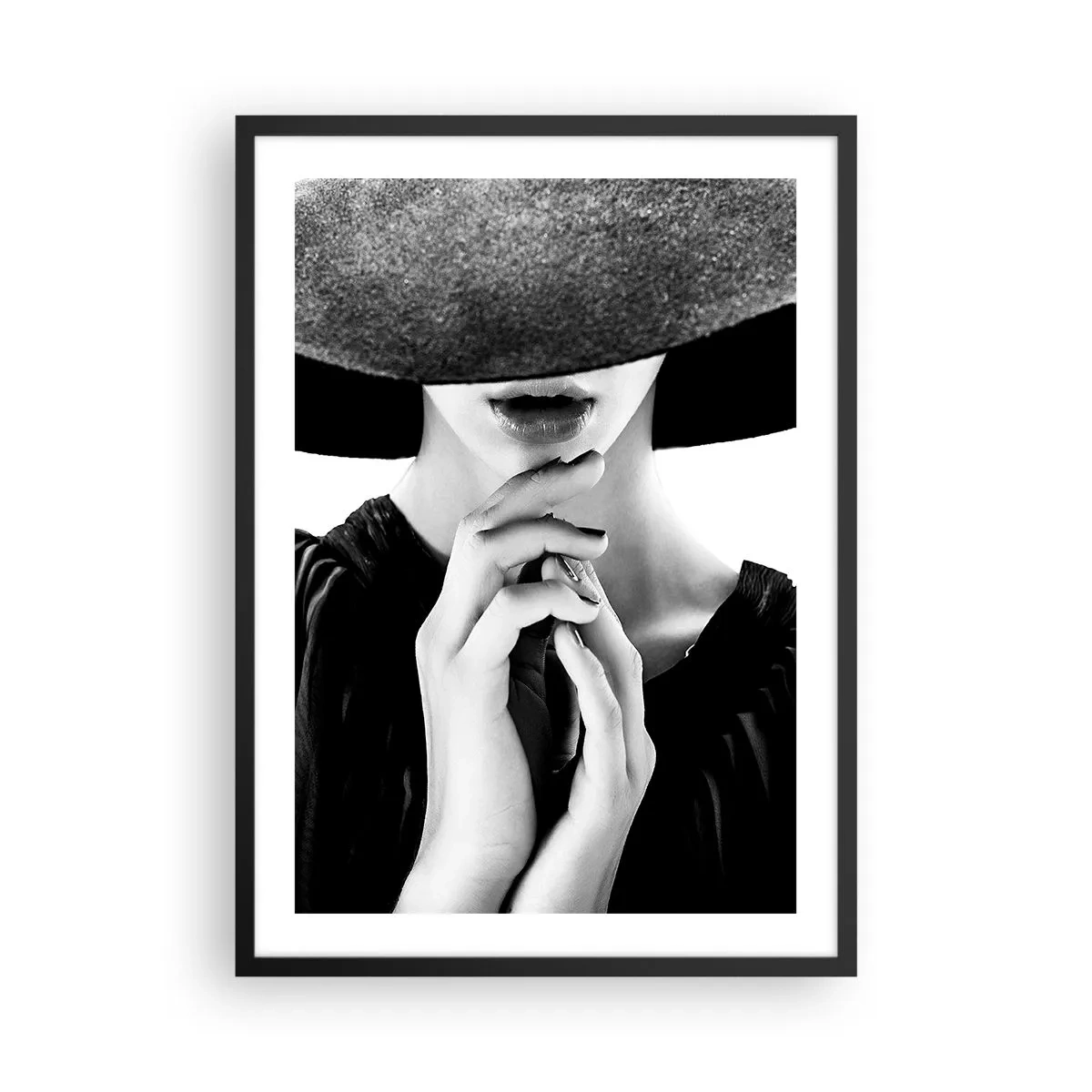Plakát v černém rámu - Černobílý portrét ženy v klobouku se zakrytým obličejem - 50x70cm - Ukrytá krása - Moderní nástěnná dekorace do obývacího pokoje a ložnice ARTTOR