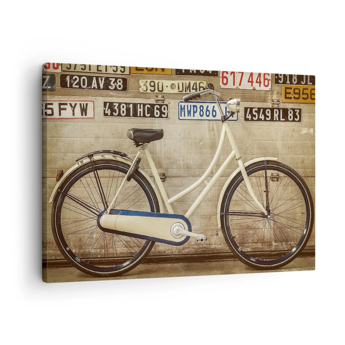 Obraz na plátně - Retro kolo u zdi zdobené poznávacími značkami - 70x50cm - Bez komplexů - Moderní nástěnná dekorace do obývacího pokoje a ložnice ARTTOR