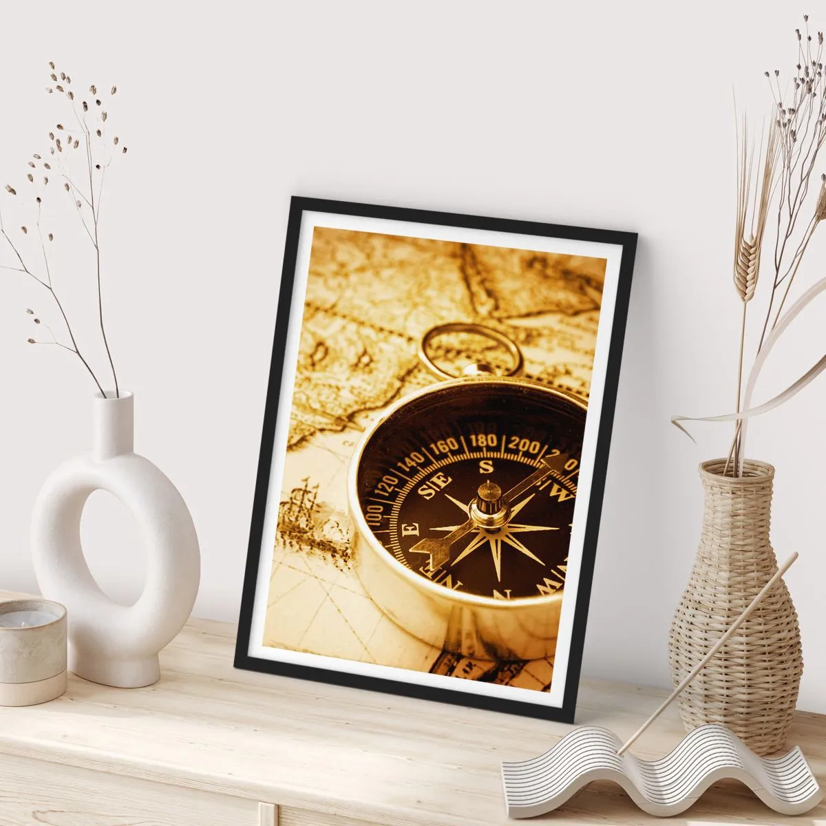 Plakát v černém rámu - Kompas na sépiově hnědém pozadí mapy - 50x70cm - Na východ nebo na západ? - Moderní nástěnná dekorace do obývacího pokoje a ložnice ARTTOR