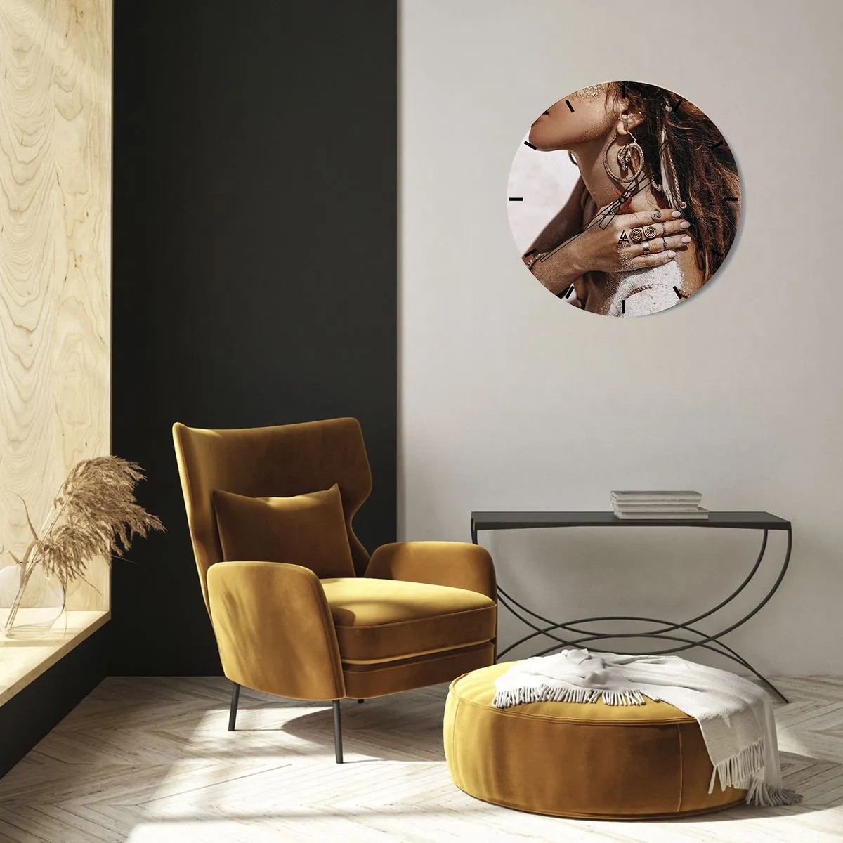 Nástěnné hodiny - Žena s zdobenými šperky na pozadí písku a světla - 30x30cm - Královna divoké pláže - Moderní nástěnná dekorace do obývacího pokoje, kuchyně a ložnice ARTTOR