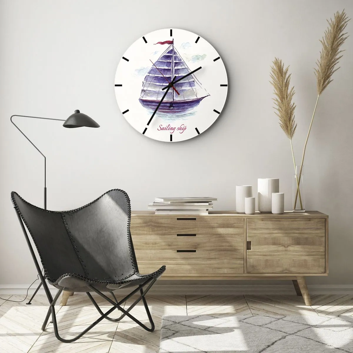 Nástěnné hodiny - Fialová plachetnice s červeným stěžněm na klidném moři - 30x30cm - Napnuté plachty a klidná voda - Moderní nástěnná dekorace do obývacího pokoje, kuchyně a ložnice ARTTOR