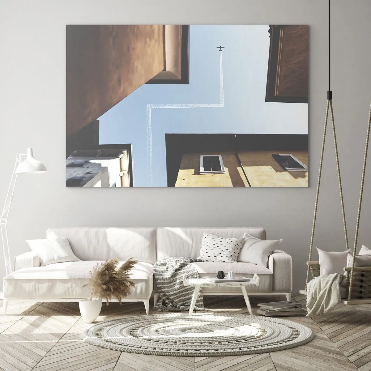 Obraz na skle - Letadlo nad městem z nádvoří mezi činžovními domy - 70x50cm - Nad městským labyrintem - Moderní nástěnná dekorace do obývacího pokoje a ložnice ARTTOR