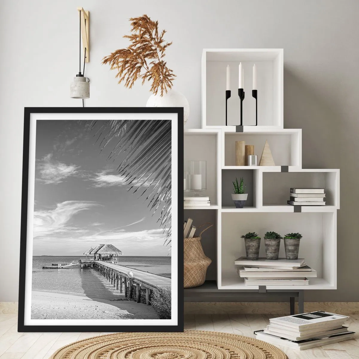 Plakát v černém rámu - Černobílá krajina s molem nad klidným mořem - 50x70cm - Vzpomínka nebo sen? - Moderní nástěnná dekorace do obývacího pokoje a ložnice ARTTOR