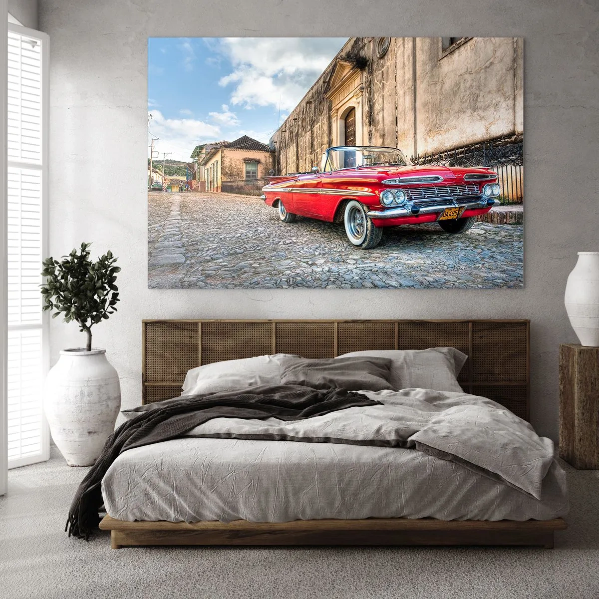 Obraz na skle - Klasický červený kabriolet na dlážděné ulici v retro prostředí - 70x50cm - Kubánské vzrušení - Moderní nástěnná dekorace do obývacího pokoje a ložnice ARTTOR
