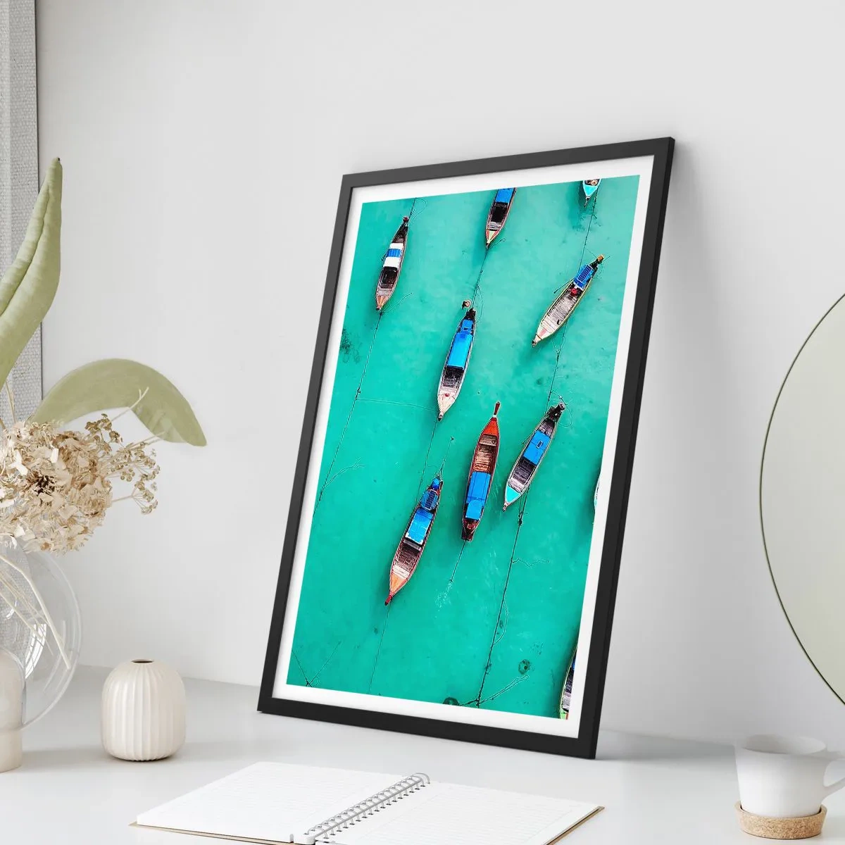 Plakát v černém rámu - Pohled z ptačí perspektivy na rybářské lodě na tyrkysové vodě - 50x70cm - V radostném očekávání - Moderní nástěnná dekorace do obývacího pokoje a ložnice ARTTOR