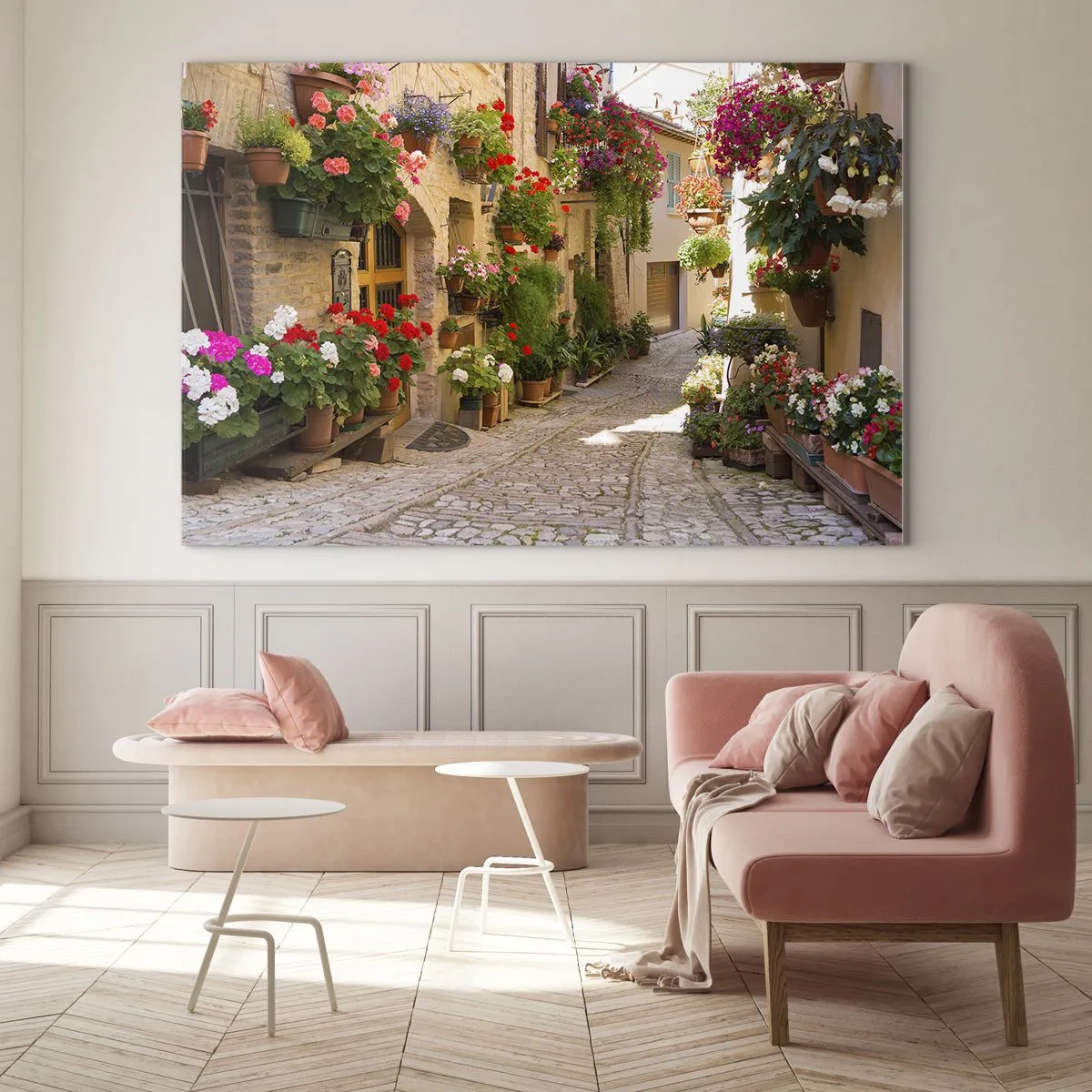 Obraz na skle - Malebná ulice s květinami v květináčích - 70x50cm - V záplavě květin - Moderní nástěnná dekorace do obývacího pokoje a ložnice ARTTOR