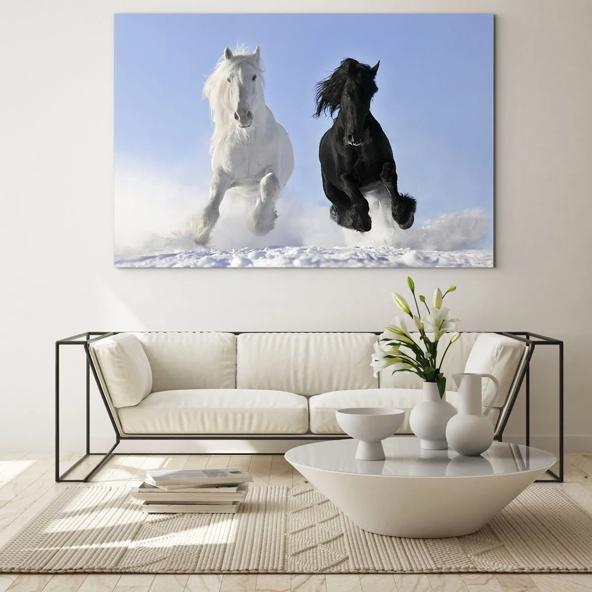 Obraz na skle - Černobílý kůň běžící sněhem v zimní krajině - 70x50cm - Černo-bílý cval - Moderní nástěnná dekorace do obývacího pokoje a ložnice ARTTOR