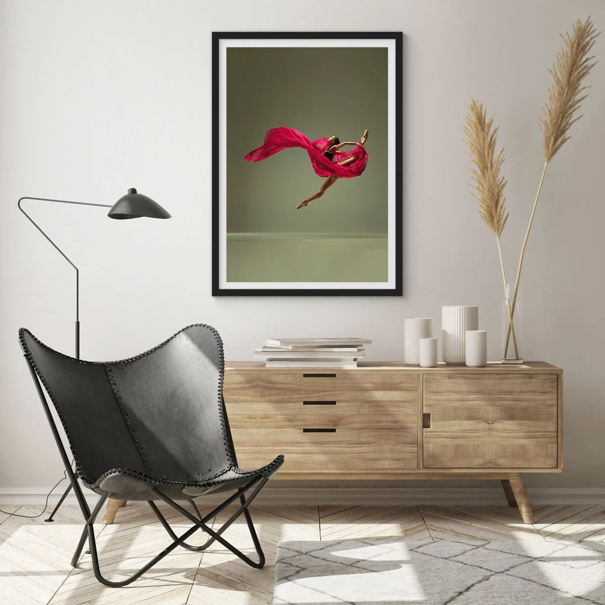 Plakát v černém rámu - Baletka v červené látce provádí dynamický skok. - 50x70cm - Tančící plamen - Moderní nástěnná dekorace do obývacího pokoje a ložnice ARTTOR