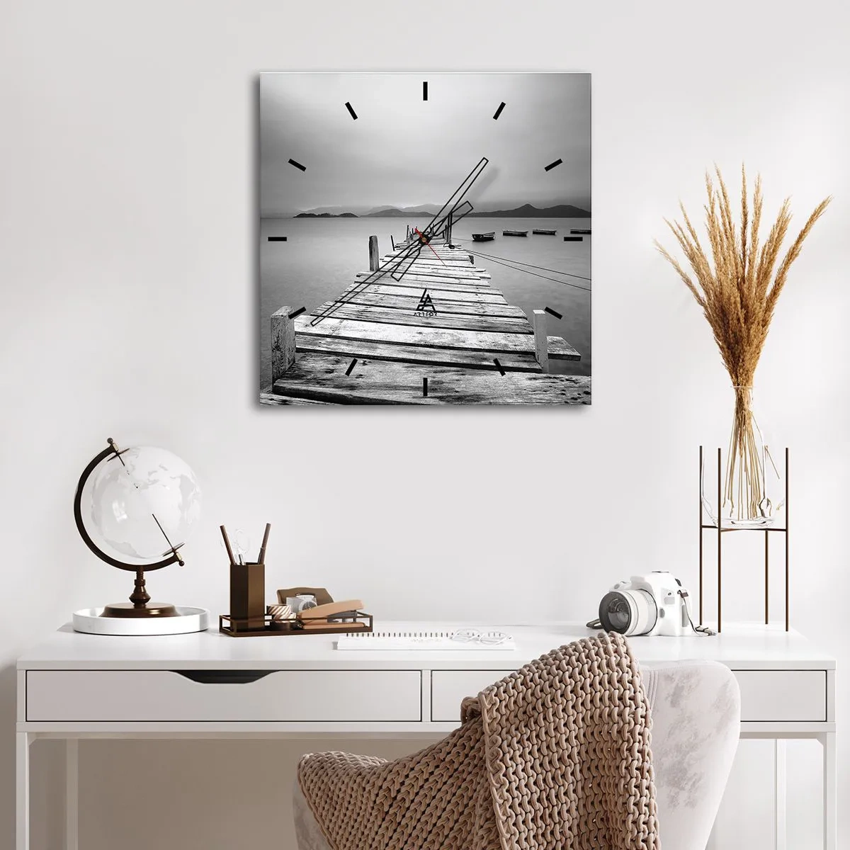 Nástěnné hodiny - Za horami, za moři - 30x30 cm