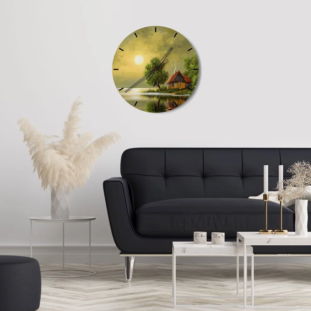 Nástěnné hodiny - Okouzlující chata u jezera obklopená zelení při západu slunce - 30x30cm - Krásně, jako z obrázku - Moderní nástěnná dekorace do obývacího pokoje, kuchyně a ložnice ARTTOR