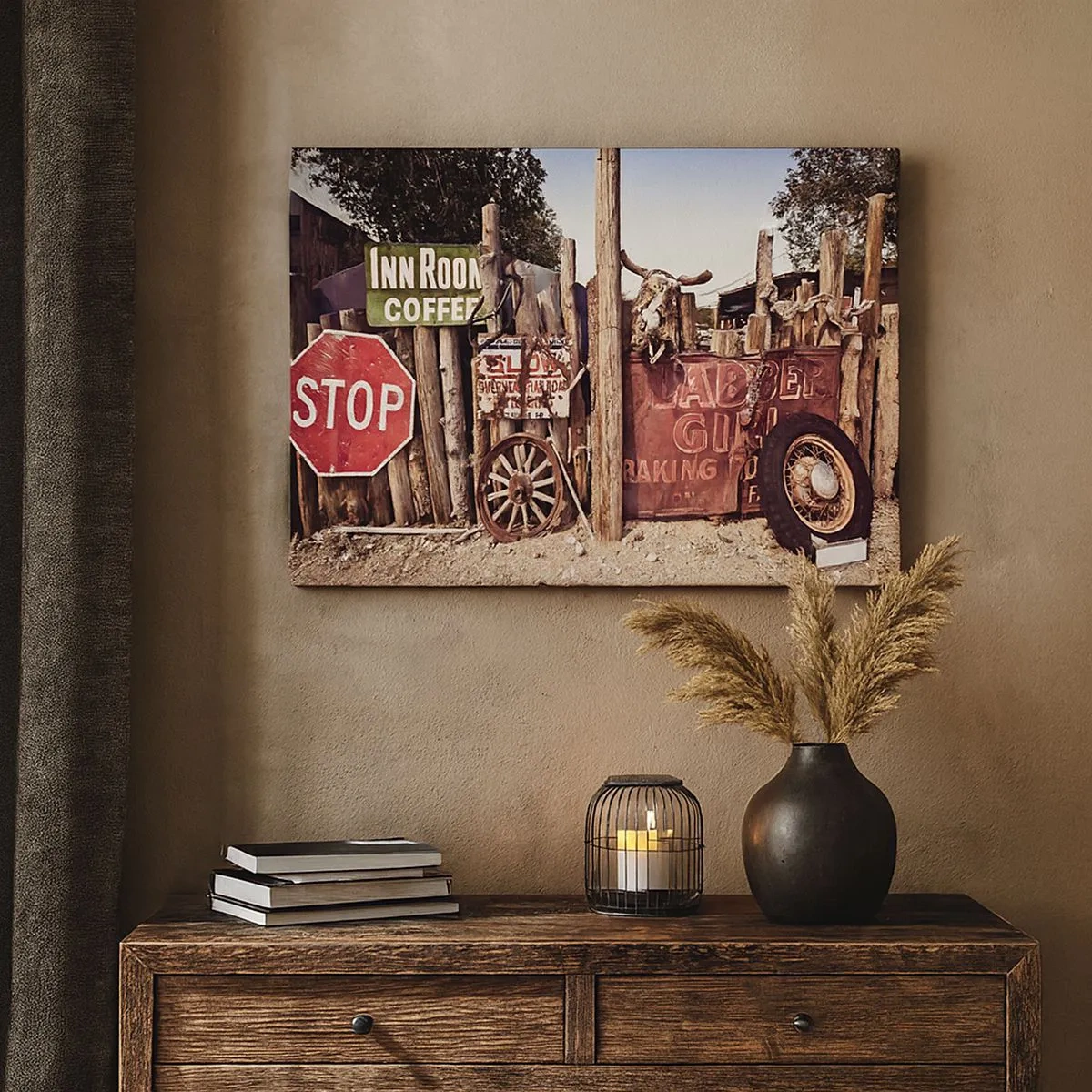 Obraz na plátně - Rustikální dekorace s cedulemi a kolečkem na plotě - 70x50cm - A čas se zastavil - Moderní nástěnná dekorace do obývacího pokoje a ložnice ARTTOR