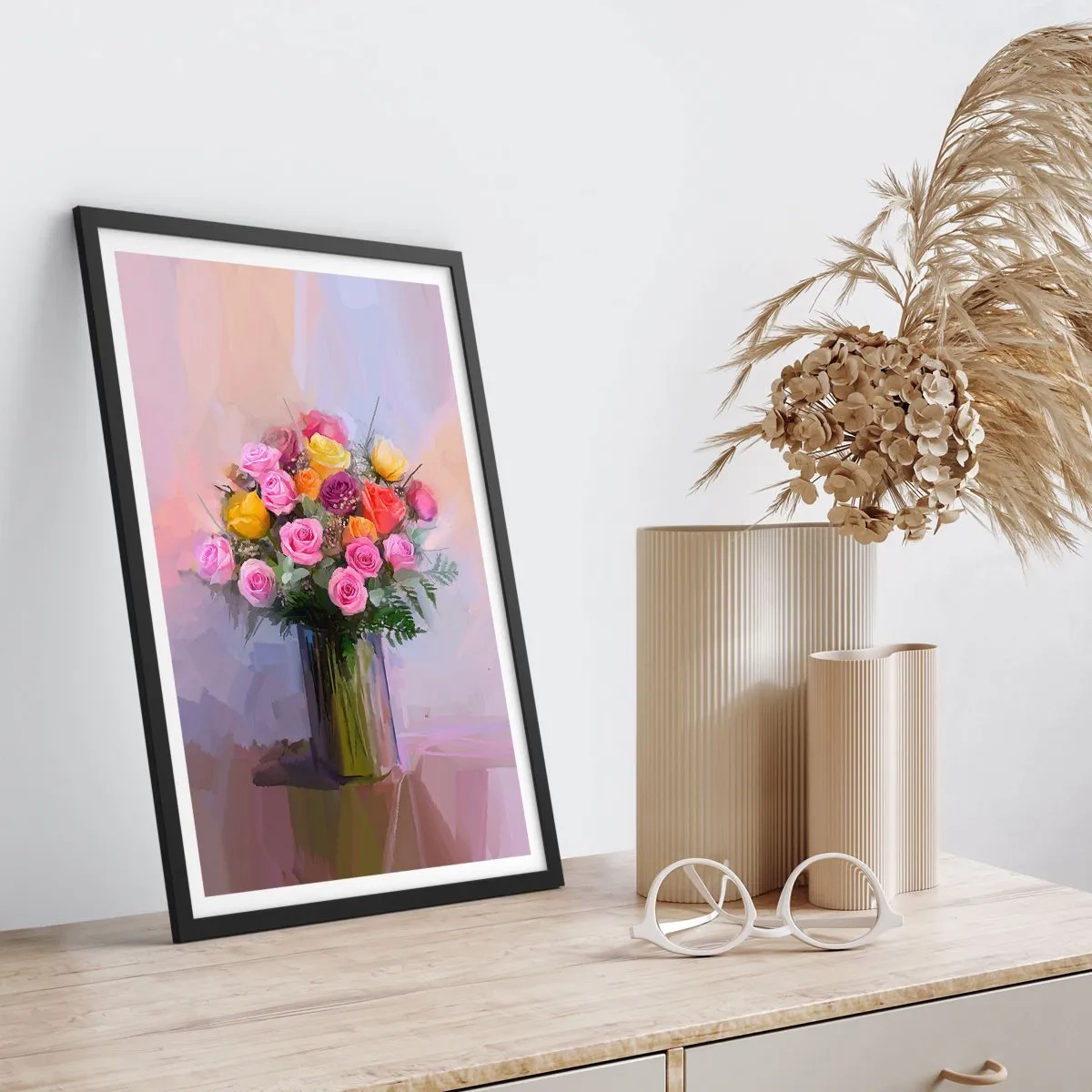 Plakát v černém rámu - Kytice růží a květin ve skleněné váze - 50x70cm - Zachycená krása - Moderní nástěnná dekorace do obývacího pokoje a ložnice ARTTOR