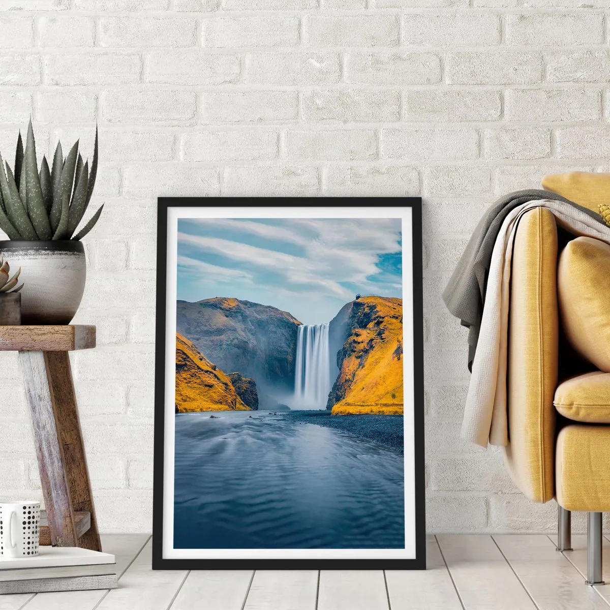 Plakát v černém rámu - Vodopád stékající z hor obklopených zlatými svahy - 50x70cm - Věčné trvání, věčný pohyb - Moderní nástěnná dekorace do obývacího pokoje a ložnice ARTTOR