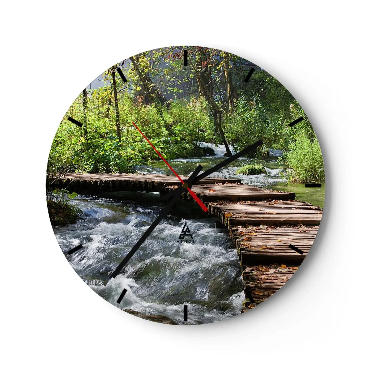 Nástěnné hodiny - Dřevěný most přes zurčící potok obklopený zelení - 30x30cm - U zpěněného vodopádu - Moderní nástěnná dekorace do obývacího pokoje, kuchyně a ložnice ARTTOR