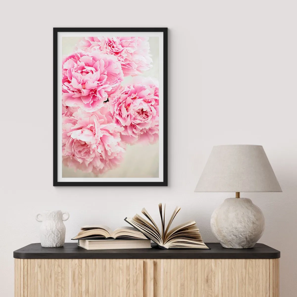Plakát v černém rámu - Kytice růžových pivoněk na světlém pozadí - 50x70cm - V růžovém přepychu - Moderní nástěnná dekorace do obývacího pokoje a ložnice ARTTOR