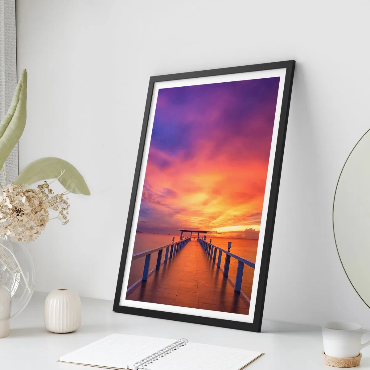Plakát v černém rámu - Molo na pozadí velkolepého západu slunce - 50x70cm - Bez konce - Moderní nástěnná dekorace do obývacího pokoje a ložnice ARTTOR