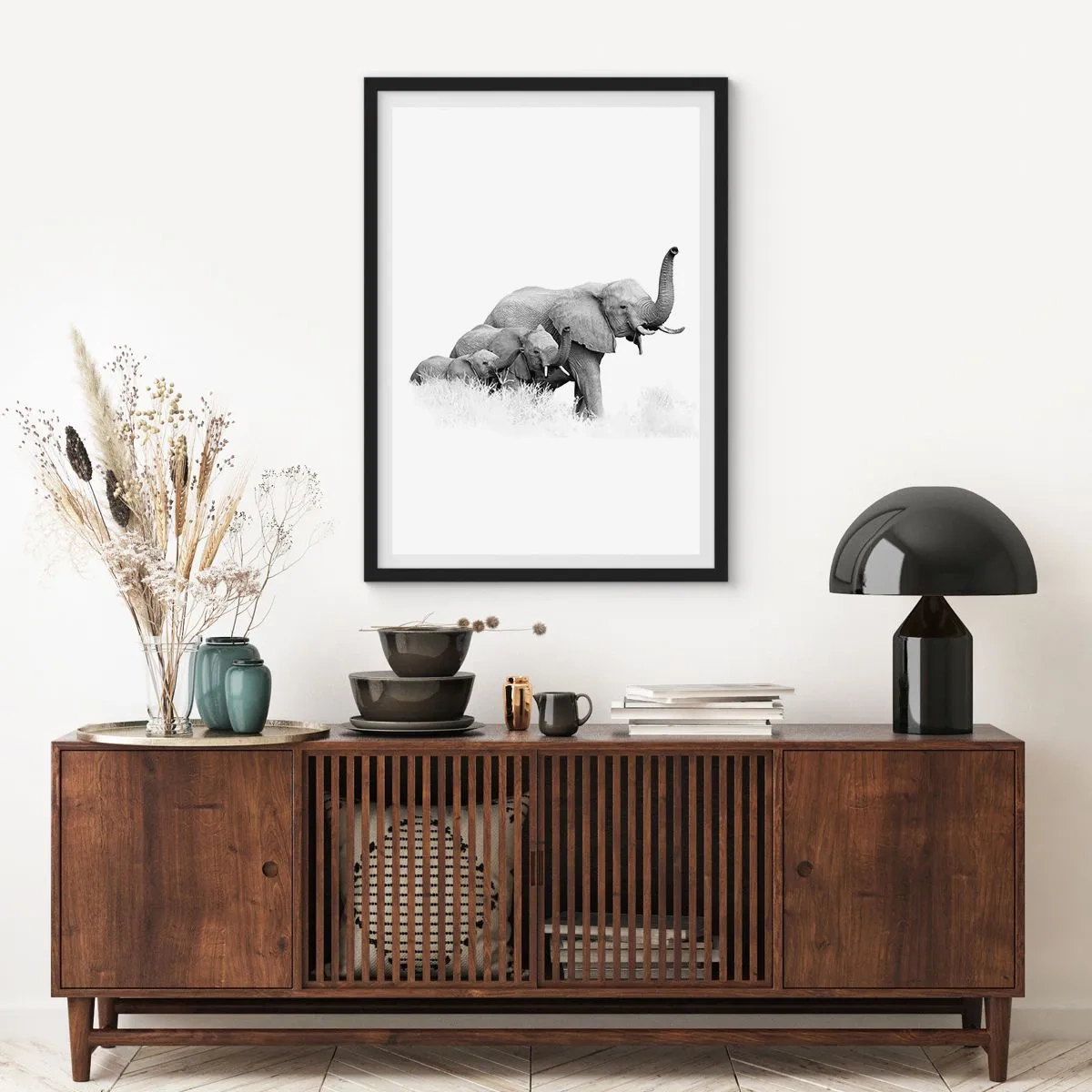 Plakát v černém rámu - Černobílý portrét rodiny slonů v savaně. - 50x70cm - Jedna, dvě, tři - Moderní nástěnná dekorace do obývacího pokoje a ložnice ARTTOR