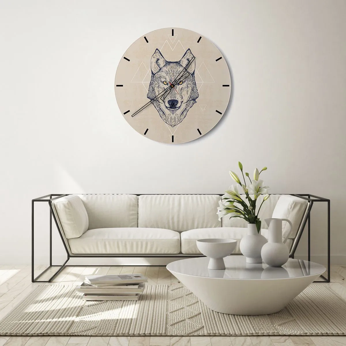 Nástěnné hodiny - Ilustrace vlka na béžovém pozadí s geometrickými vzory - 30x30cm - Alfa o pronikavém pohledu - Moderní nástěnná dekorace do obývacího pokoje, kuchyně a ložnice ARTTOR