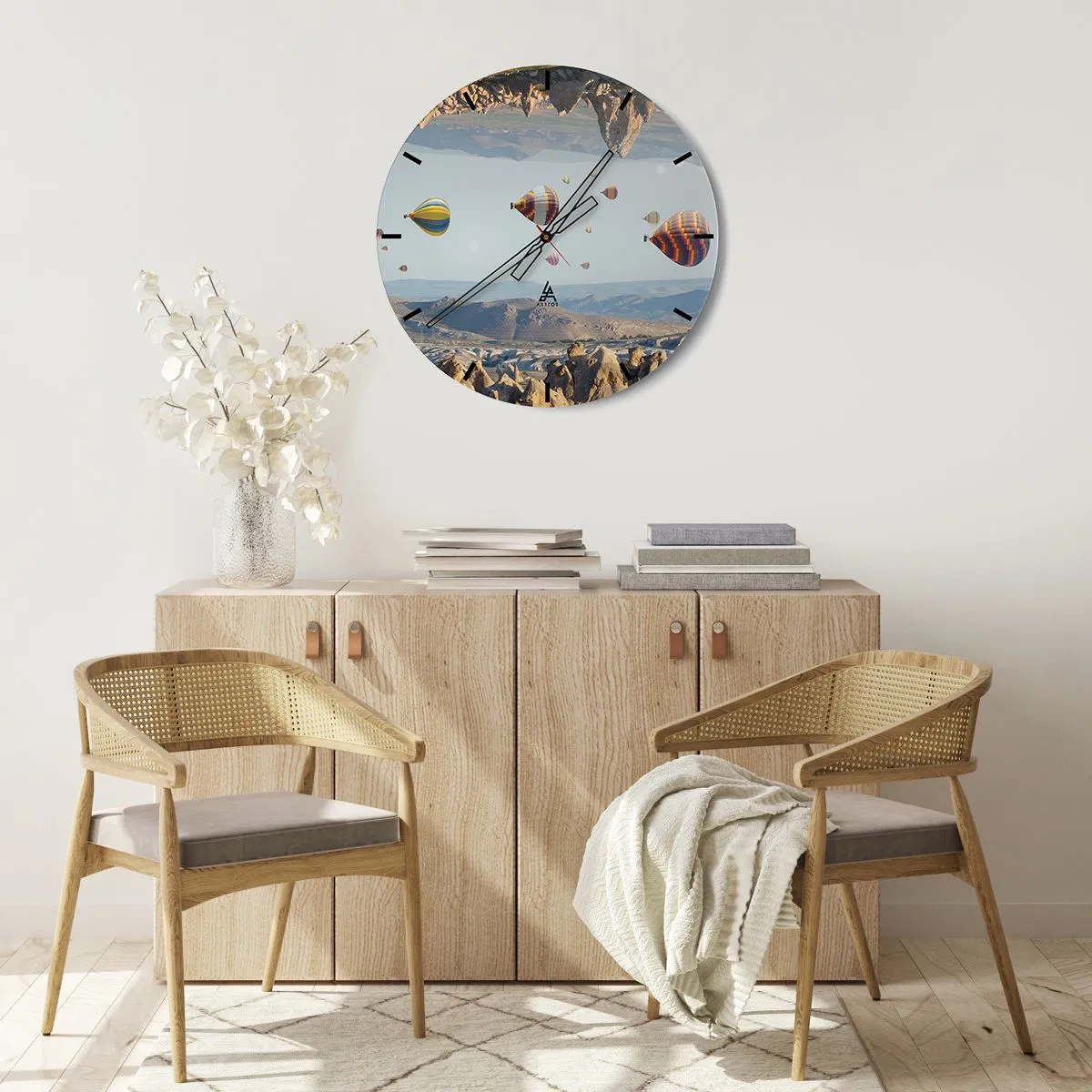 Nástěnné hodiny - Balóny proti horské krajině - 30x30cm - Zde je možné vše - Moderní nástěnná dekorace do obývacího pokoje, kuchyně a ložnice ARTTOR