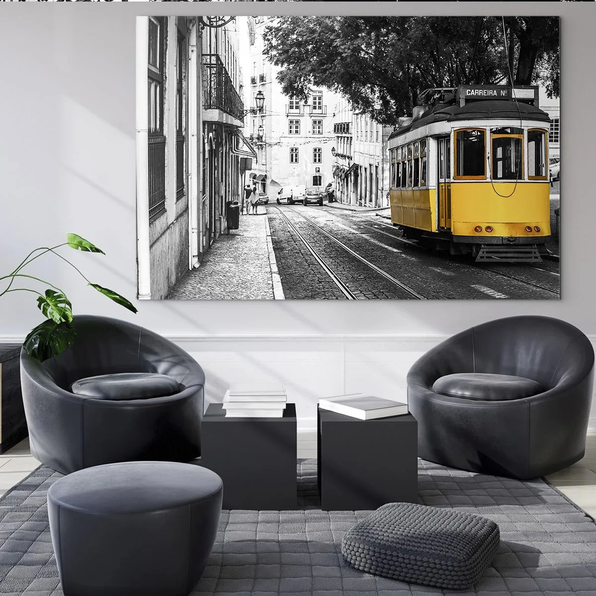 Obraz na skle - Žlutá tramvaj na pozadí černobílé ulice - 70x50cm - Fado v pozadí - Moderní nástěnná dekorace do obývacího pokoje a ložnice ARTTOR