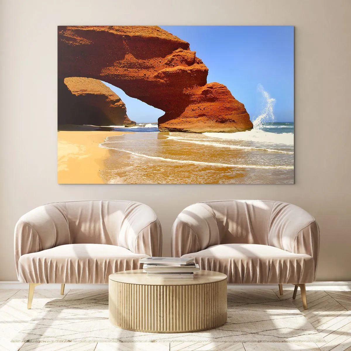 Obraz na skle - Červená skála se klene nad pláží a oceánem - 70x50cm - Voda a vítr po tisíce let - Moderní nástěnná dekorace do obývacího pokoje a ložnice ARTTOR